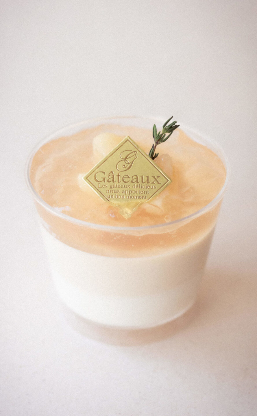 蜜香紅茶と桃のパンナコッタ