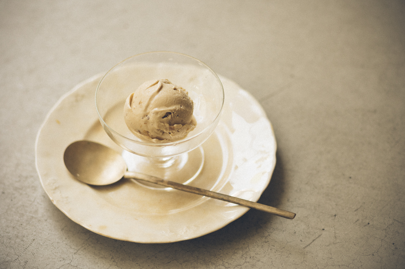 台灣産の蜜香紅茶とラム漬けいちぢくのロイヤルミルクティーアイス / Glace royale au thé au lait