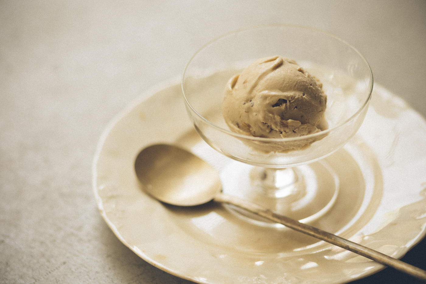 台灣産の蜜香紅茶とラム漬けいちぢくのロイヤルミルクティーアイス / Glace royale au thé au lait